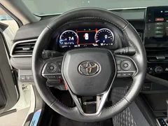 2021 Toyota Camry 2.5G Luxury, белый — фото 15