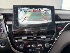 2021 Toyota Camry 2.5G Luxury, белый — фото 17
