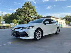 2022 Toyota Camry 2.0G Luxury, белый — фото 1