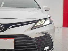 2021 Toyota Camry 2.5G Luxury, белый — фото 2