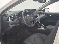 2021 Toyota Camry 2.5G Luxury, белый — фото 6