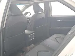 2021 Toyota Camry 2.5G Luxury, белый — фото 10