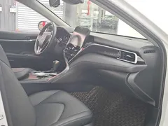 2021 Toyota Camry 2.5G Luxury, белый — фото 13