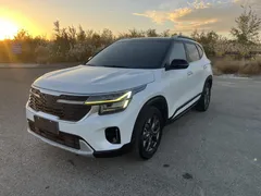 2023 Kia Seltos 1.5L IVT Luxury, белый — фото 1