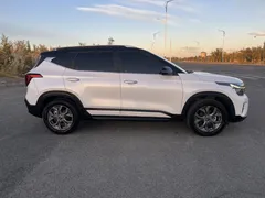 2023 Kia Seltos 1.5L IVT Luxury, белый — фото 4