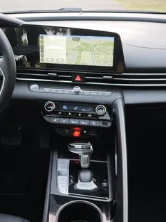 2023 Hyundai Elantra 1.5L CVT LUX Premium — фото 13