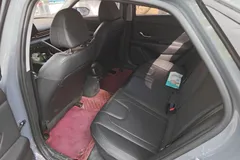 2022 Hyundai Elantra 1.5L CVT LUX Premium — фото 12