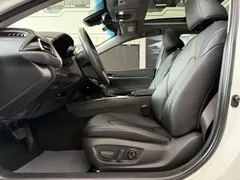 2023 Toyota Camry 2.5G Luxury, белый — фото 4
