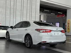 2023 Toyota Camry 2.5G Luxury, белый — фото 13