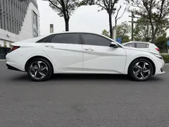 2022 Hyundai Elantra 1.5L CVT LUX Premium, белый — фото 3