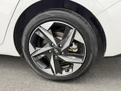 2022 Hyundai Elantra 1.5L CVT LUX Premium, белый — фото 9