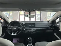 2023 Kia Cerato 1.5L IVT Luxury, белый — фото 16