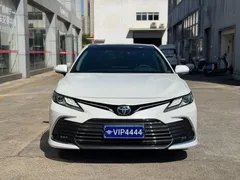 2021 Toyota Camry 2.5G Luxury, белый — фото 2