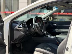 2021 Toyota Camry 2.5G Luxury, белый — фото 4
