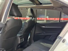 2021 Toyota Camry 2.5G Luxury, белый — фото 5