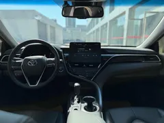 2021 Toyota Camry 2.5G Luxury, белый — фото 6