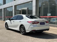 2021 Toyota Camry 2.5G Luxury, белый — фото 8