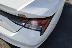 2021 Hyundai Elantra 1.5L CVT LUX Premium, белый — фото 8