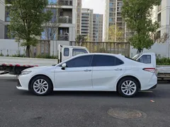 2021 Toyota Camry 2.0G Luxury, белый — фото 3