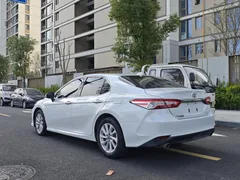 2021 Toyota Camry 2.0G Luxury, белый — фото 12
