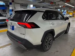 2023 Toyota RAV4 2.0L CVT 2WD 20th Anniversary Platinum, белый — фото 3