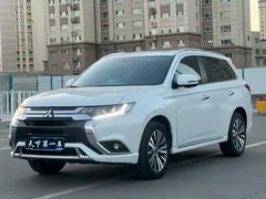 2021 Mitsubishi Outlander 2.4L 4WD 7-seat, белый — фото 1