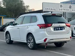 2021 Mitsubishi Outlander 2.4L 4WD 7-seat, белый — фото 7