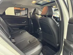 2022 Hyundai Elantra 1.5L CVT LUX Premium, белый — фото 10