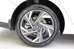 2023 Hyundai Elantra 1.5L CVT LUX Premium, белый — фото 19