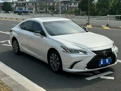 2022 Lexus ES 200 Excellence, белый — фото 3