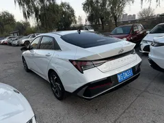 2023 Hyundai Elantra 1.5L CVT LUX Premium, белый — фото 5