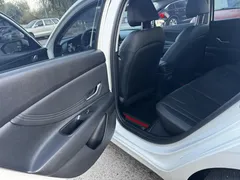 2023 Hyundai Elantra 1.5L CVT LUX Premium, белый — фото 6
