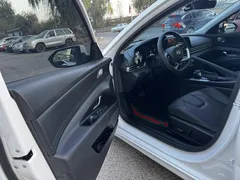 2023 Hyundai Elantra 1.5L CVT LUX Premium, белый — фото 7