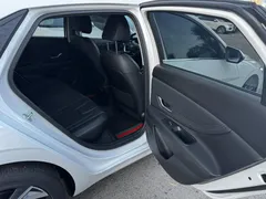 2023 Hyundai Elantra 1.5L CVT LUX Premium, белый — фото 9