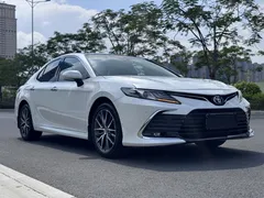 2021 Toyota Camry 2.5G Luxury, белый — фото 3