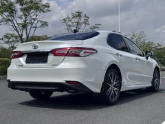 2021 Toyota Camry 2.5G Luxury, белый — фото 8