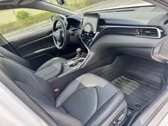 2021 Toyota Camry 2.5G Luxury, белый — фото 11