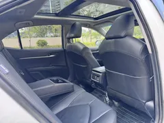 2021 Toyota Camry 2.5G Luxury, белый — фото 12