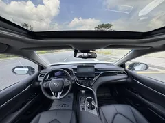 2021 Toyota Camry 2.5G Luxury, белый — фото 15