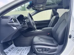2021 Toyota Camry 2.5G Luxury, белый — фото 16