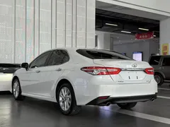 2021 Toyota Camry 2.0G Luxury, белый — фото 12