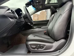 2021 Toyota Camry 2.5G Luxury, белый — фото 4