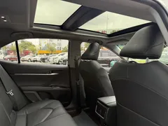 2021 Toyota Camry 2.5G Luxury, белый — фото 6