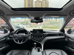2021 Toyota Camry 2.5G Luxury, белый — фото 8