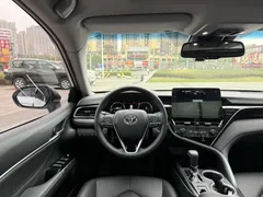 2021 Toyota Camry 2.5G Luxury, белый — фото 9