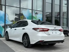 2021 Toyota Camry 2.5G Luxury, белый — фото 13