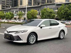 2021 Toyota Camry 2.0G Luxury, белый — фото 1