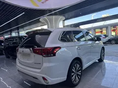 2021 Mitsubishi Outlander 2.4L 4WD 5-seat, белый — фото 5