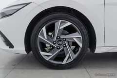 2023 Hyundai Elantra 1.5L CVT LUX Premium, белый — фото 6