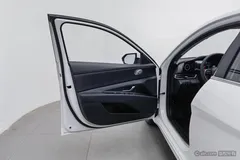 2023 Hyundai Elantra 1.5L CVT LUX Premium, белый — фото 11